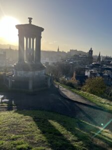 Pohled z Calton Hill na Edinburgh