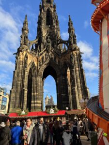 Scott Monument a pod ním probíhající adventní trhy